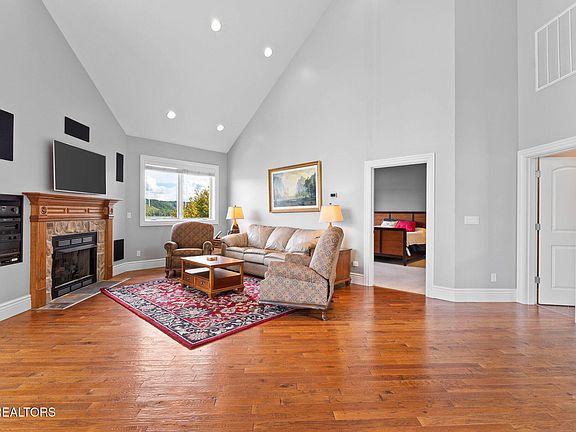 41st image of 643 Crown Pointe Rd