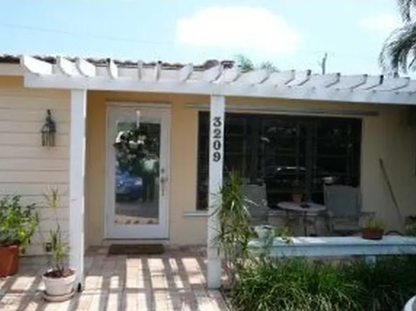 3209 Robbins Rd, Pompano Beach, FL 33062