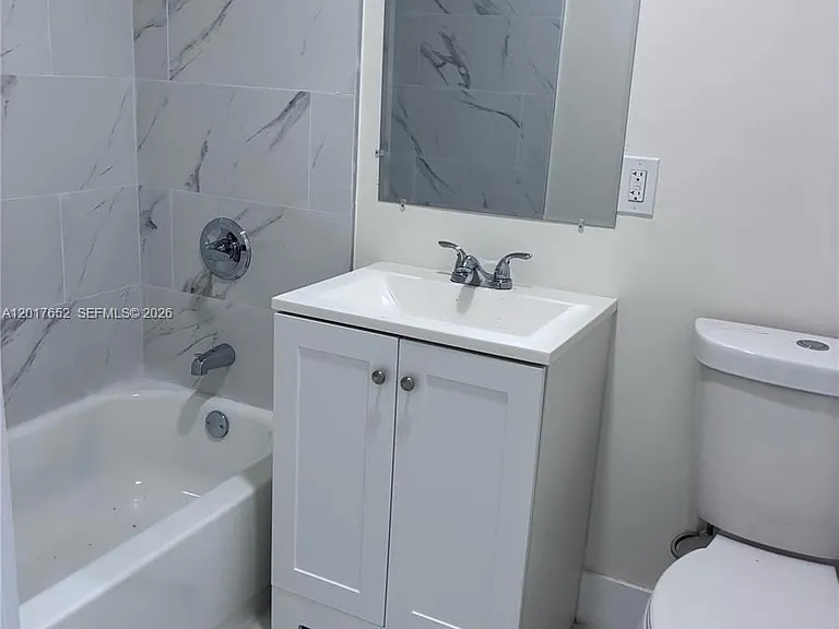 433 SW 6th St #15 — Photo 3