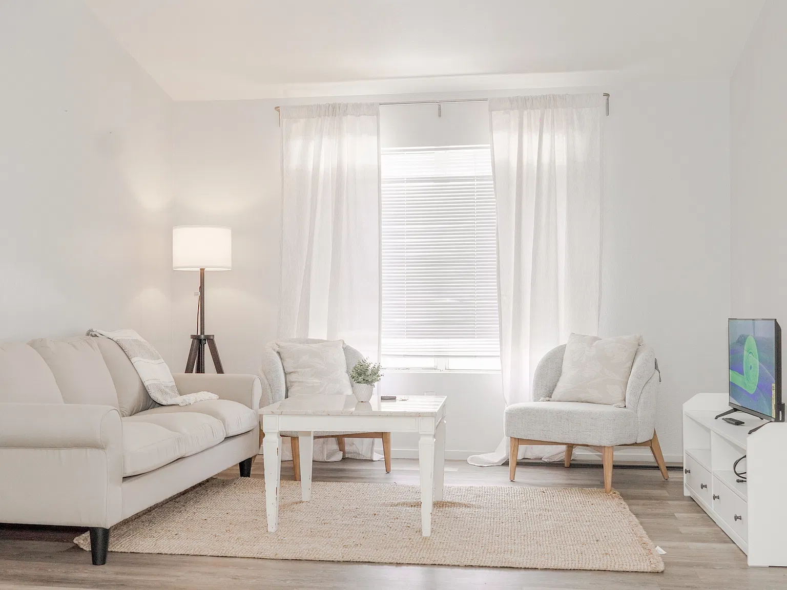 2 bed, 1089 sqft, $1,621 — Photo 3