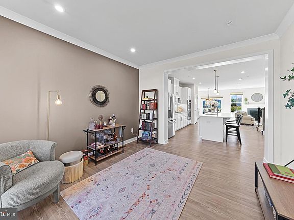 4th image of 714 Cascade Way