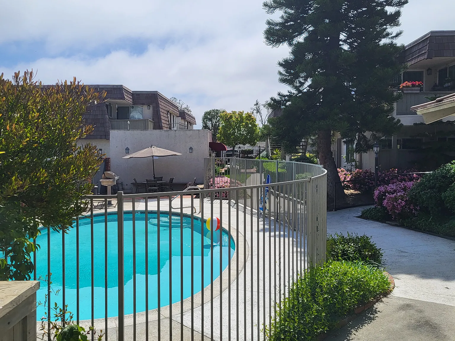 Chateau Gardens Apartments — Photo 3