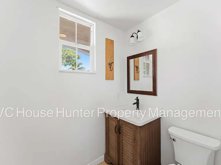 708 Entrada Dr — Photo 11