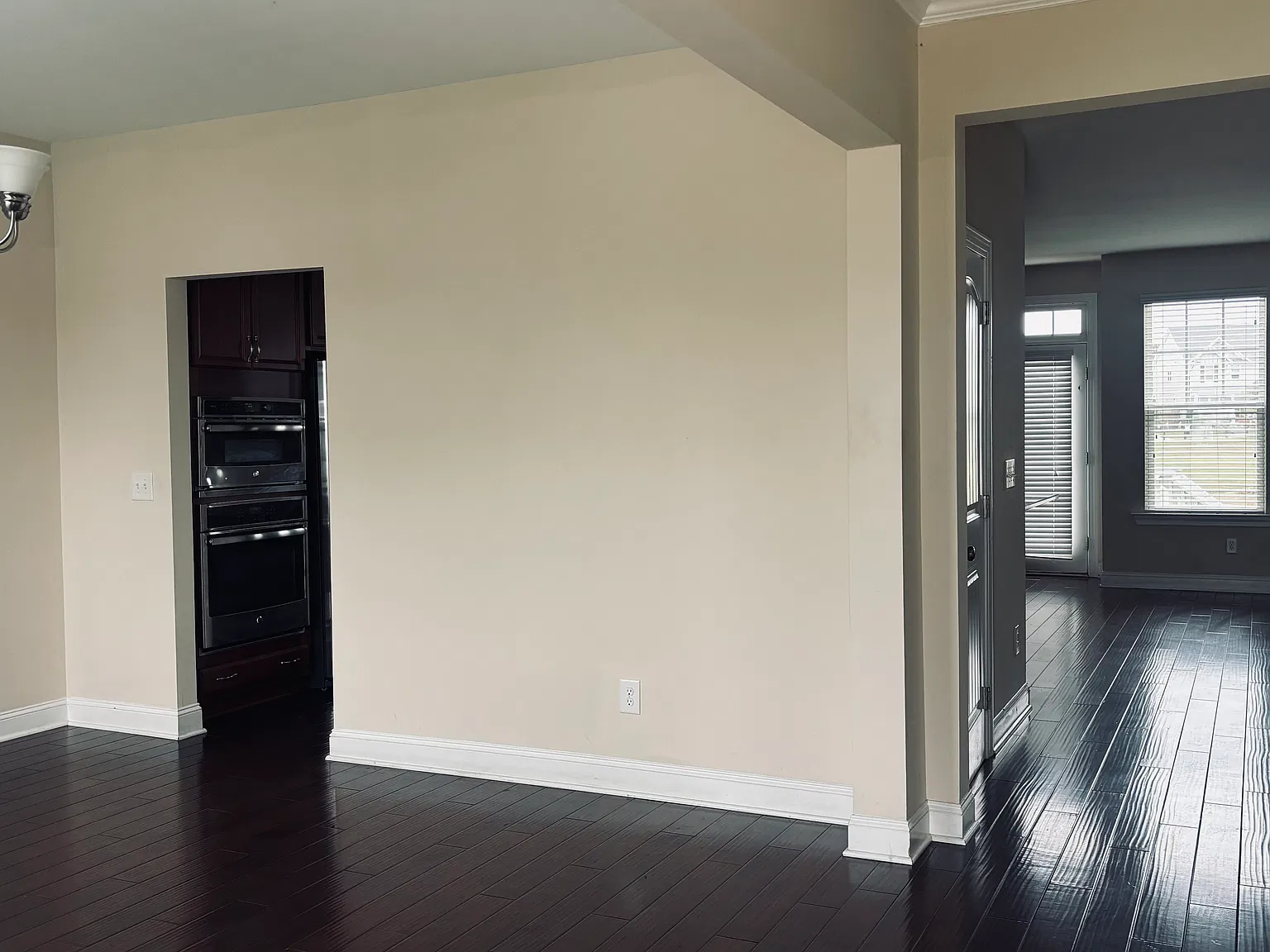 5 bed, 2809 sqft, $2,500 — Photo 2