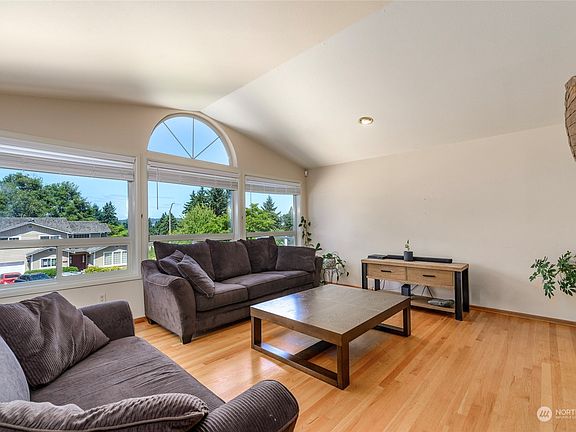 5th image of 1908 Dumas Circle NE