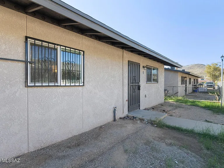 137 S Grande Ave #4 — Photo 8
