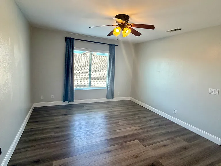 37121 Edgemont Dr — Photo 48