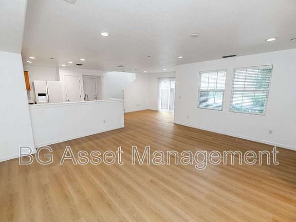 4th image of 128 Kingfisher St