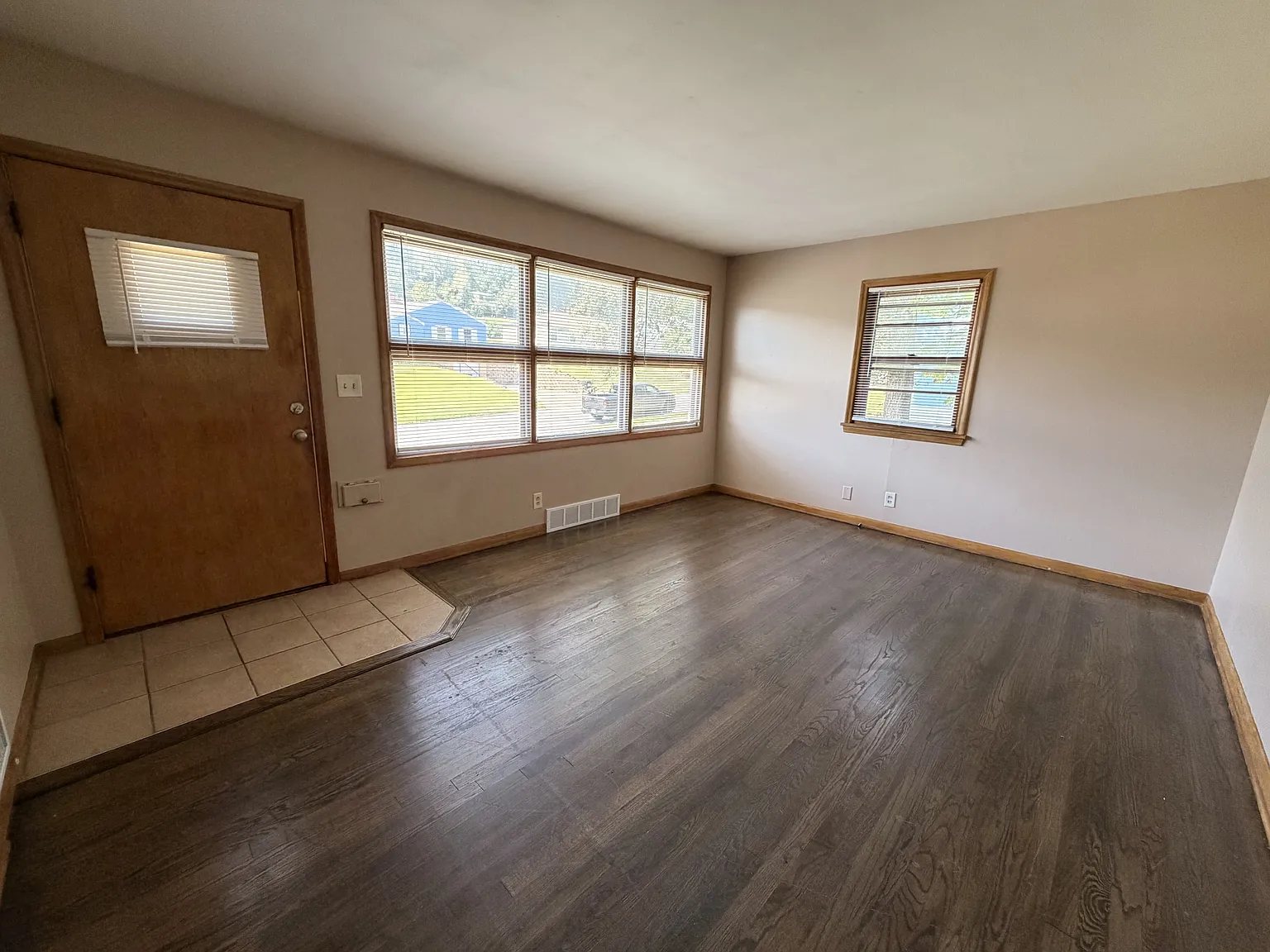 4010 Newport - 4010 Newport — Photo 2