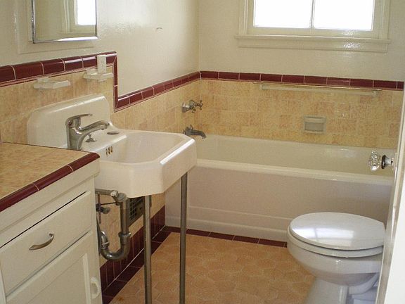 3rd image of 1421 N Laurel Ave #15