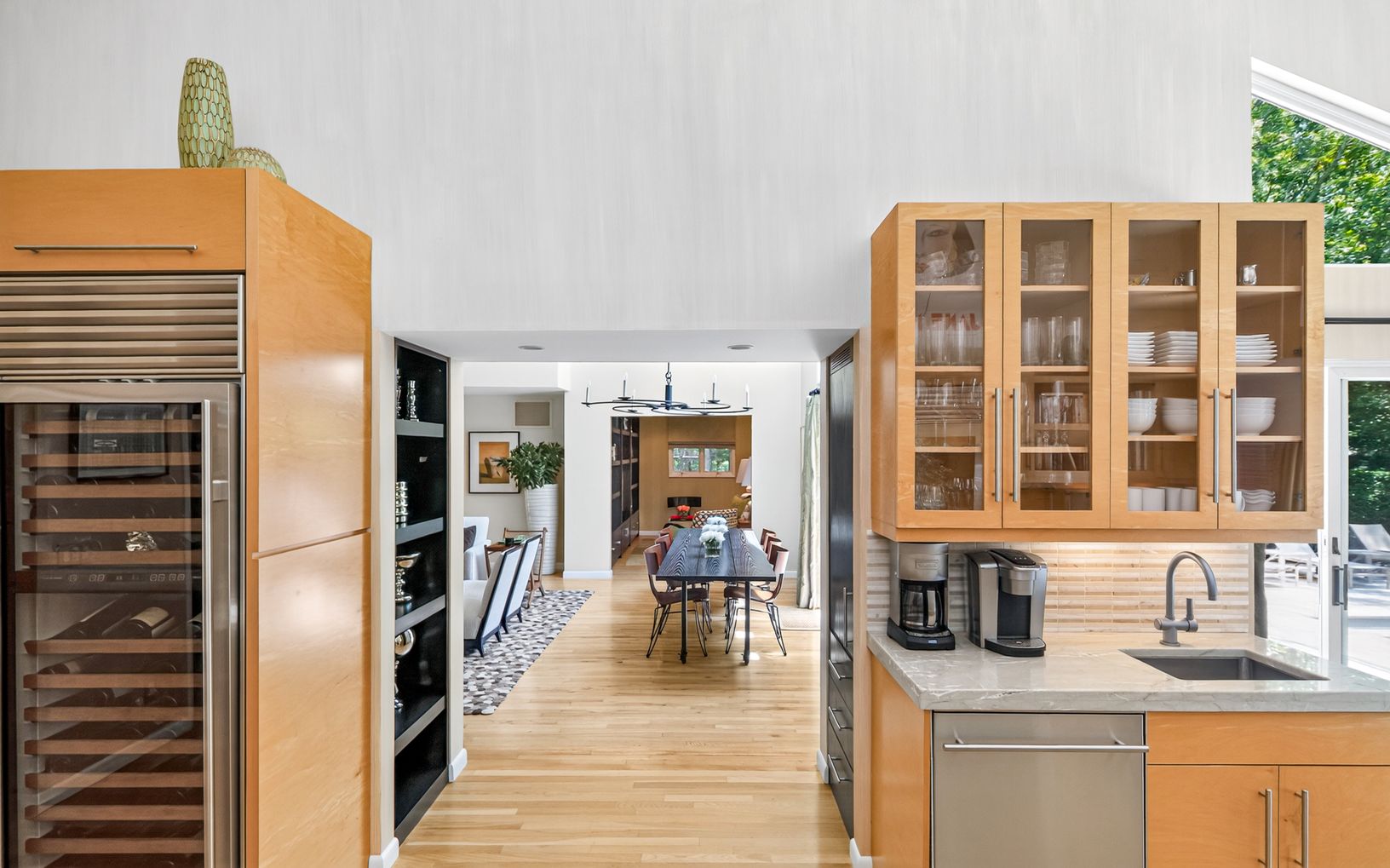 Convenient wet-bar/coffee bar