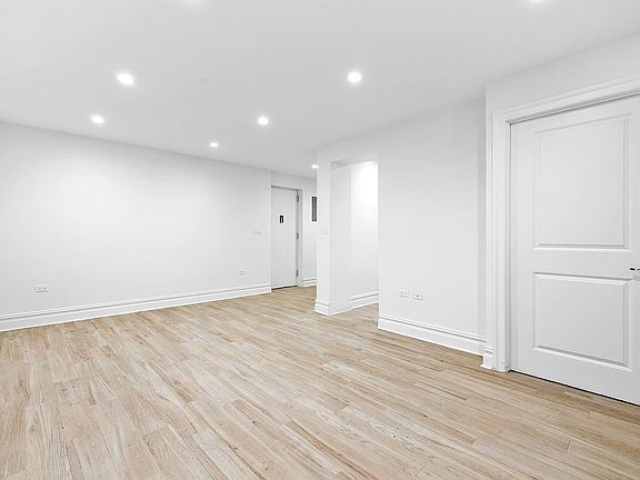 3rd image of 13240 Sanford Ave