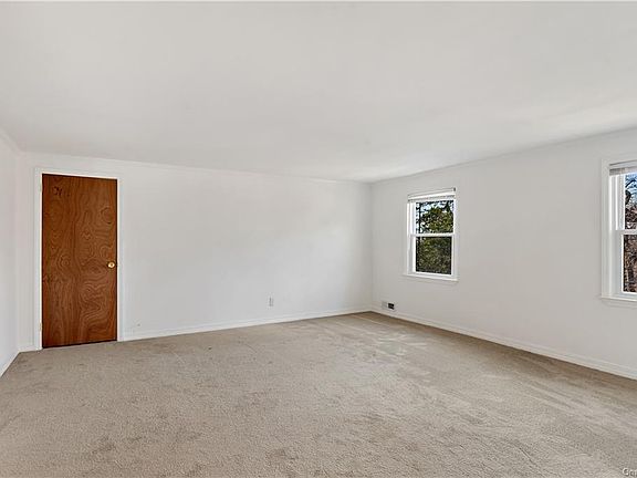 5th image of 157 Woodcrest Ave