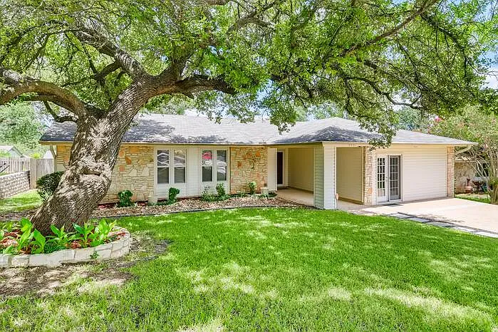 8402 Roan Ln — Photo 1