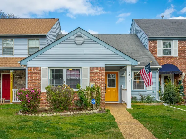 1355 Village Green Dr, Hixson, TN 37343