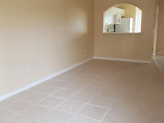 4th image of 1270 SE 26th St Unit 202