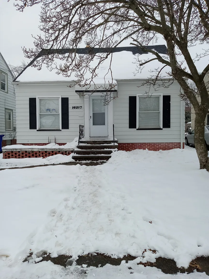 16217 Throckley Ave photo 1