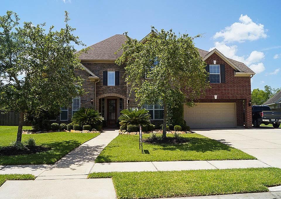 336 Grand Creek Drive set in the sought after neighborhood of Park on Clear Creek...