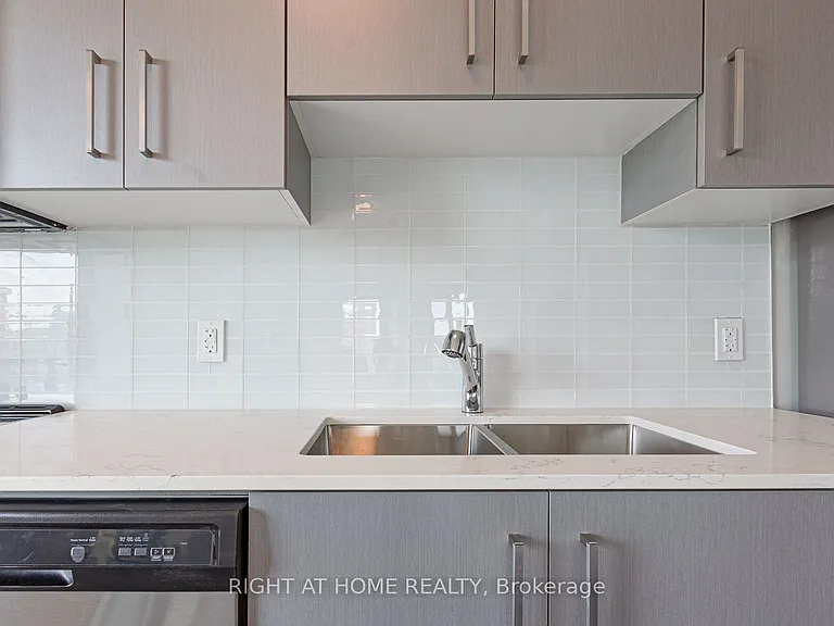15 Queen St S #1014 — Photo 14