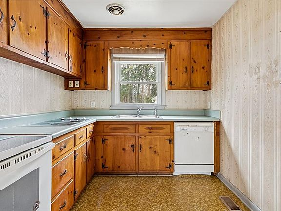 2nd image of 125 Woods Rd