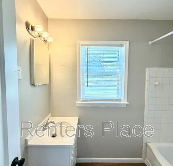 1428 E 52nd St — Photo 12
