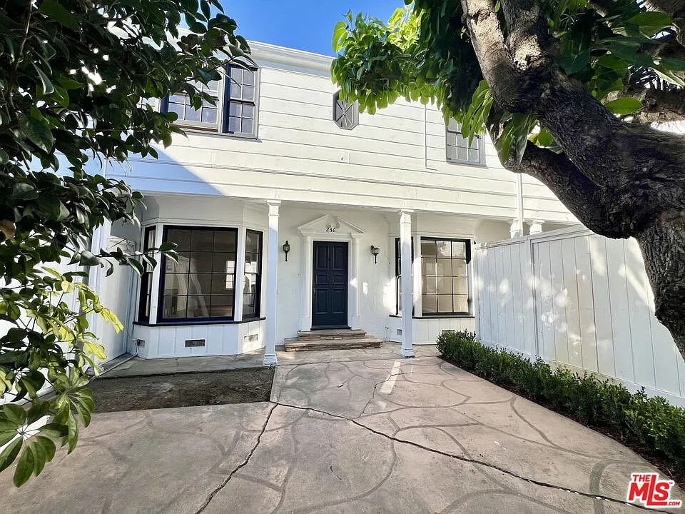 3 bed, 2.5 bath, 2300 sqft, $7,499 — Photo 3