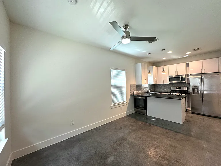 1109 W 22nd St — Photo 33