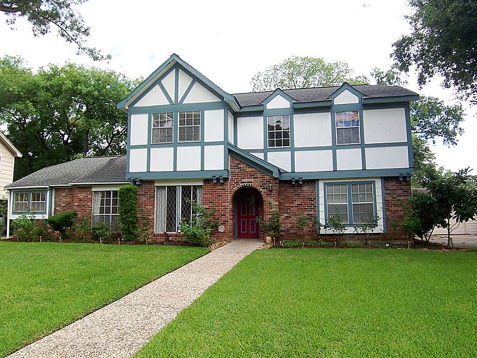 Beautiful curb appeal! Large lot with automatic sprinklers.