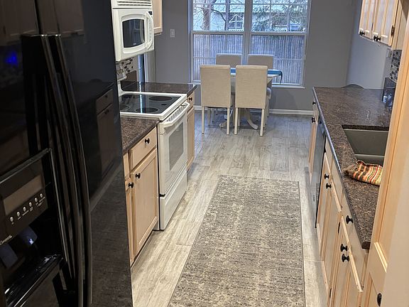 4th image of 5S530 Paxton Dr #1B