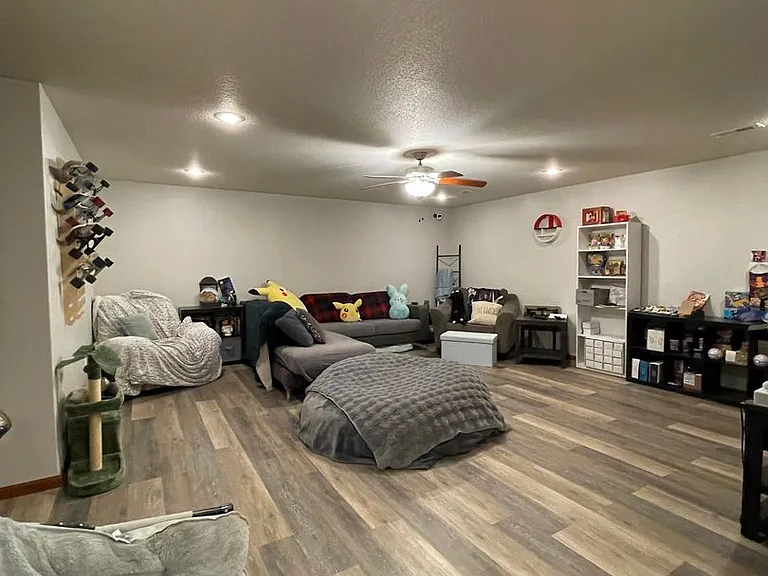 825 Locharno Dr — Photo 32