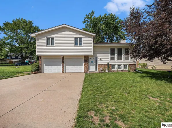 360 Windsor Dr, Papillion, NE 68046