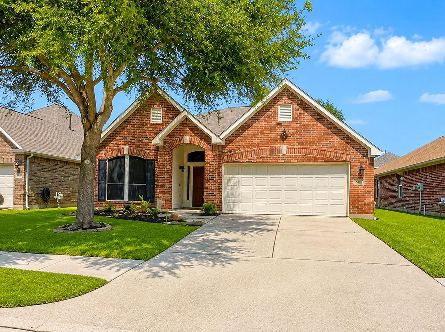 3 bed, 2.0 bath, 1978 sqft, $2,100 — Photo 2
