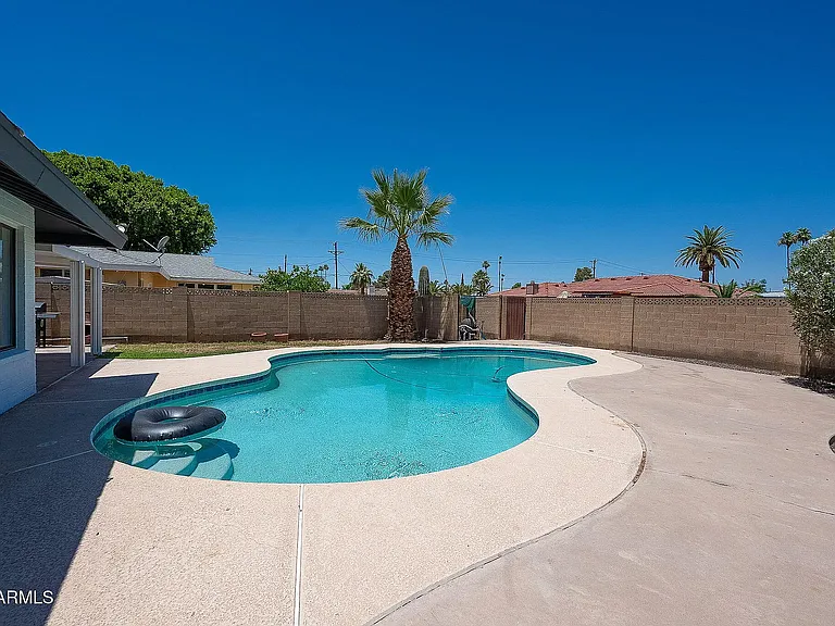 310 E Fremont Dr — Photo 3