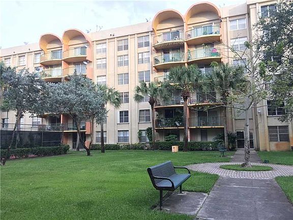 **Centrally located unit in Fontainebleau area**