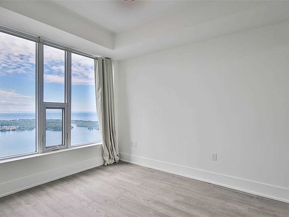 4th image of 10 York St #5406