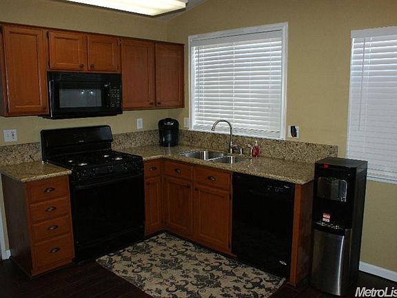 3rd image of 817 Prairie Dunes Dr