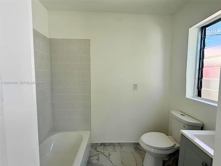 641 10th St #7 — Photo 14