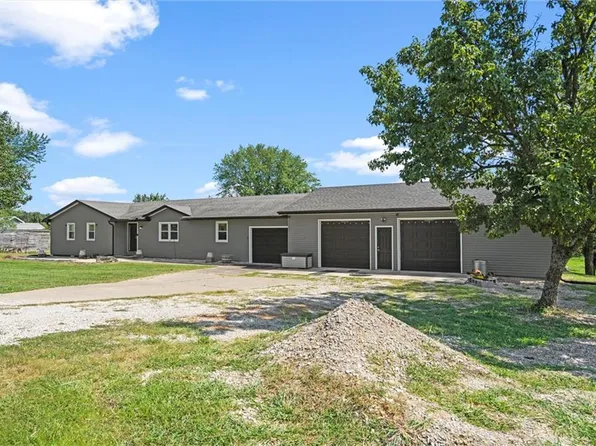 17739 Eisenhower Rd, Leavenworth, KS 66048