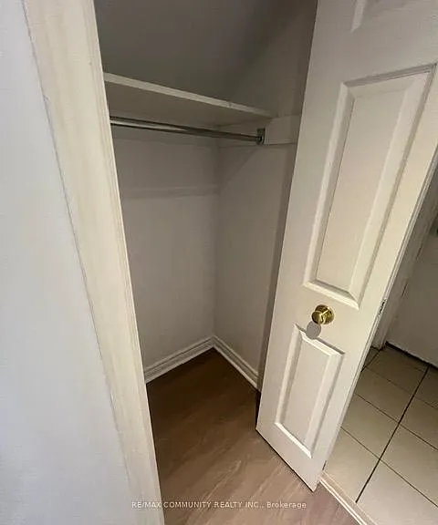 166 Saint Lawrence Dr #BASEMENT — Photo 10