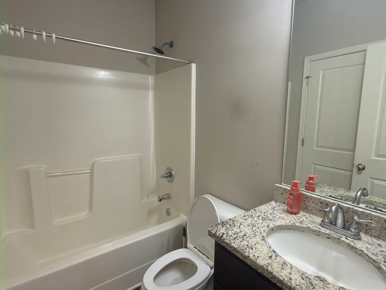 4 bed, 2700 sqft, $850 — Photo 2