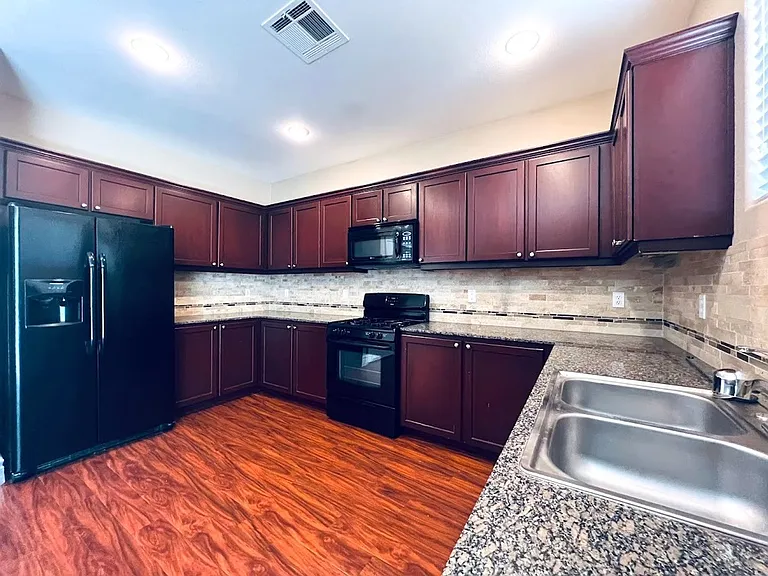 6694 Aviston St — Photo 3