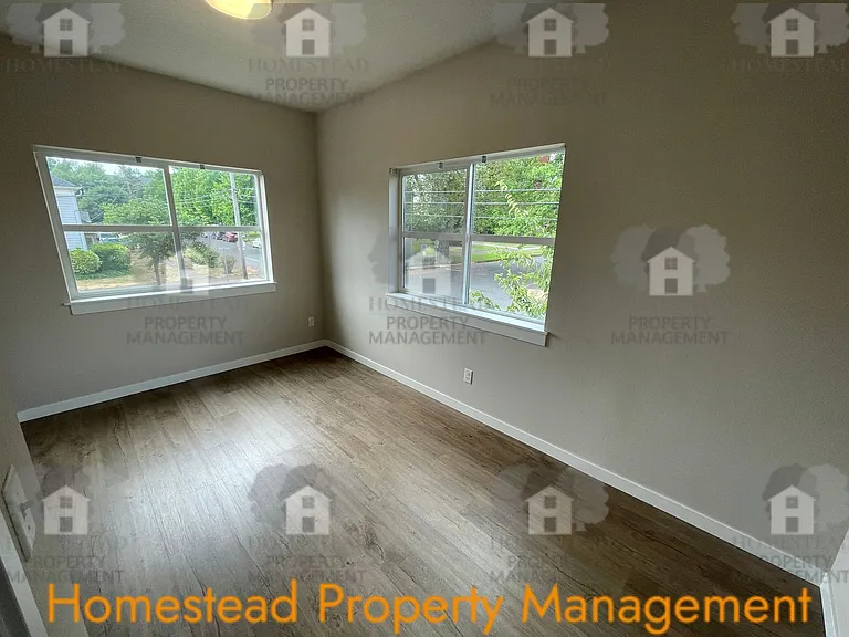 283 Knox St N — Photo 7