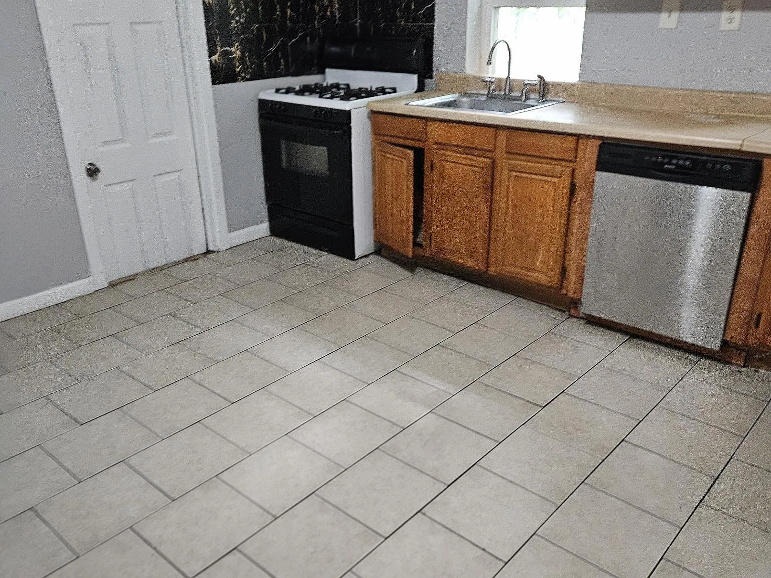 4 bed, 1.5 bath, 1728 sqft, $1,900 — Photo 2