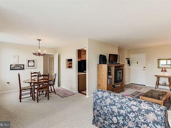 4th image of 4390 Lorcom Ln APT 303