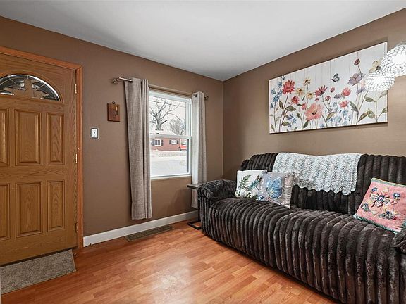5th image of 7627 Genesta St