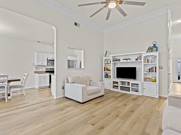 3rd image of 422 Summit Way
