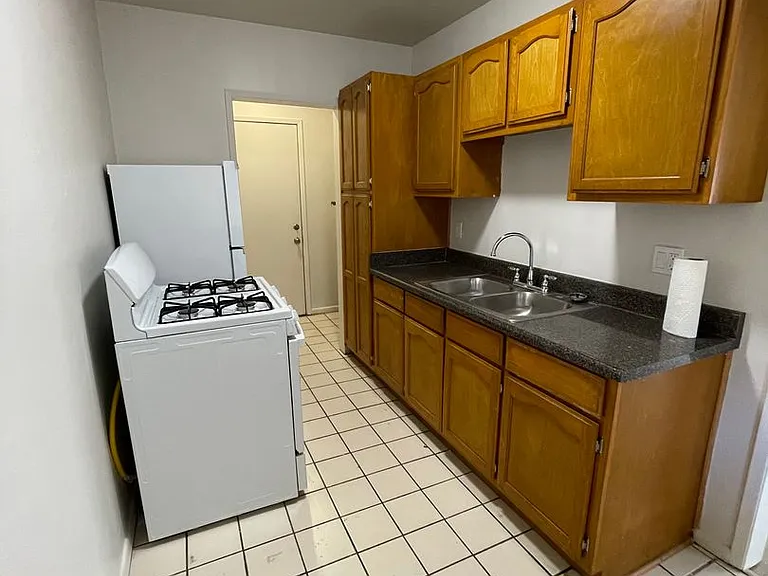 Centinela Apartments — Photo 28