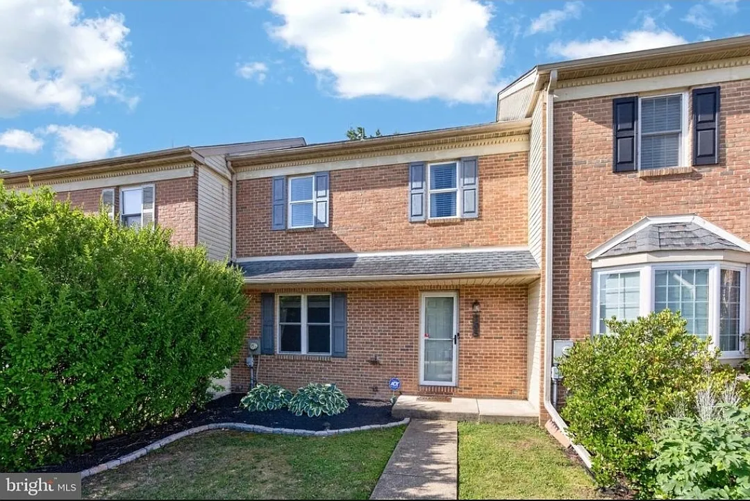 3 bed, 2.5 bath, 1560 sqft, $2,700 — Photo 2