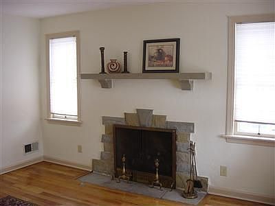 3rd image of 1039 Warwick Pl