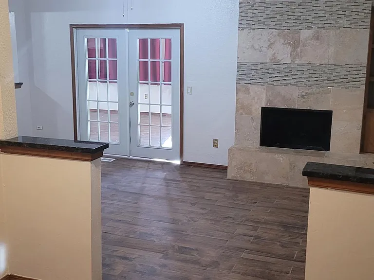 1004 Oakwood Dr — Photo 2